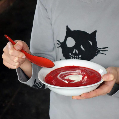 compote rouge dans une petite assiette creuse blanche de forme irrégulière - tsé tsé