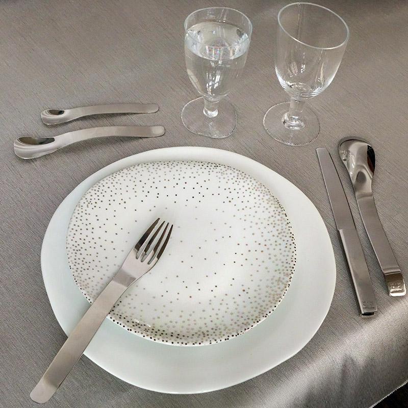 table dressée avec assiette blanche à pois argentés et couverts aux formes originales - tsé tsé