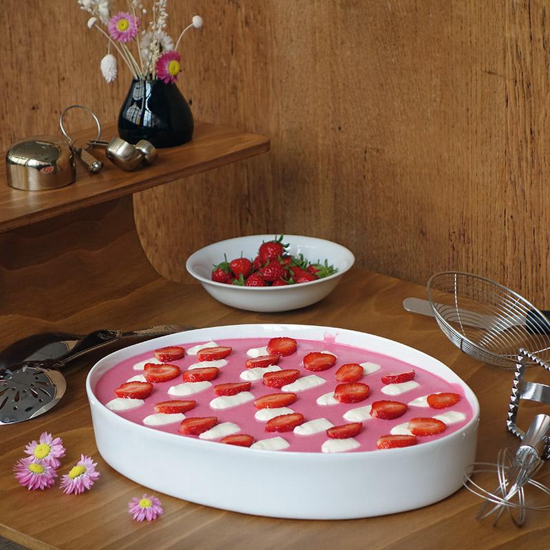 entremet rose dans un moule à gâteau de forme irrégulière et assiette de fraises - tsé tsé