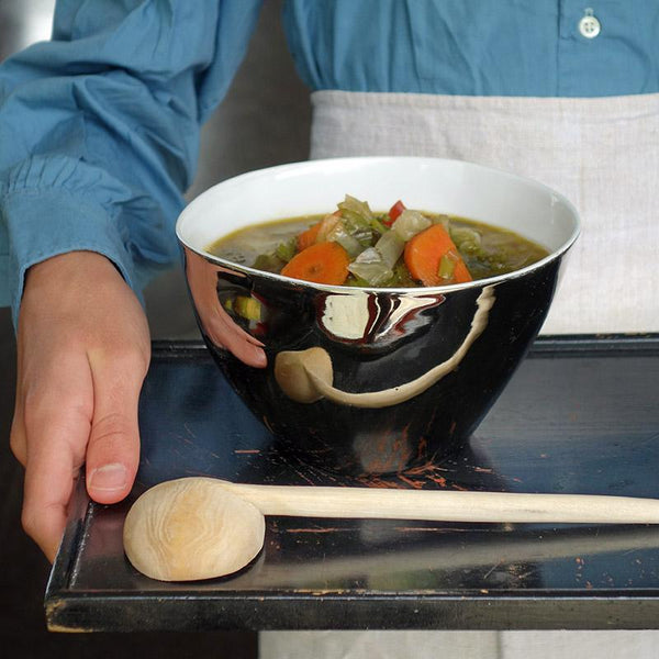 soupe de légumes dans un grand bol pltine effet miroir dans lequel se reflète une cuillère en bois - tsé tsé