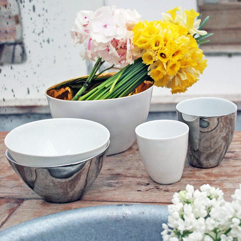 vaisselle en poercelaine blanche et platine et bouquets de fleurs dans un saladier intérieur or - tsé tsé