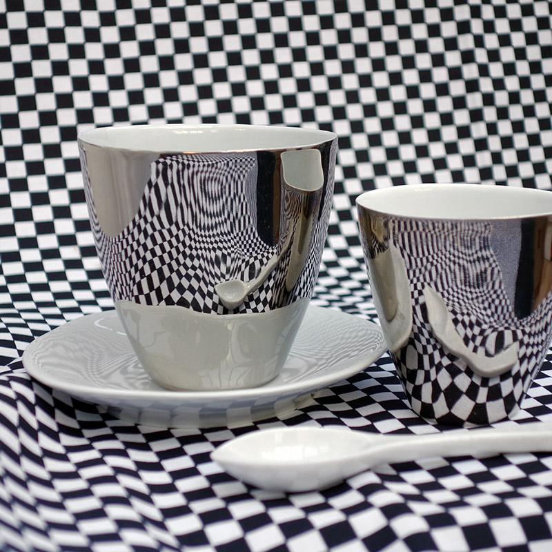 tasse à thé blanche et argentée effet miroir avec reflet de nappe à carreaux noir et blancs - tsé tsé