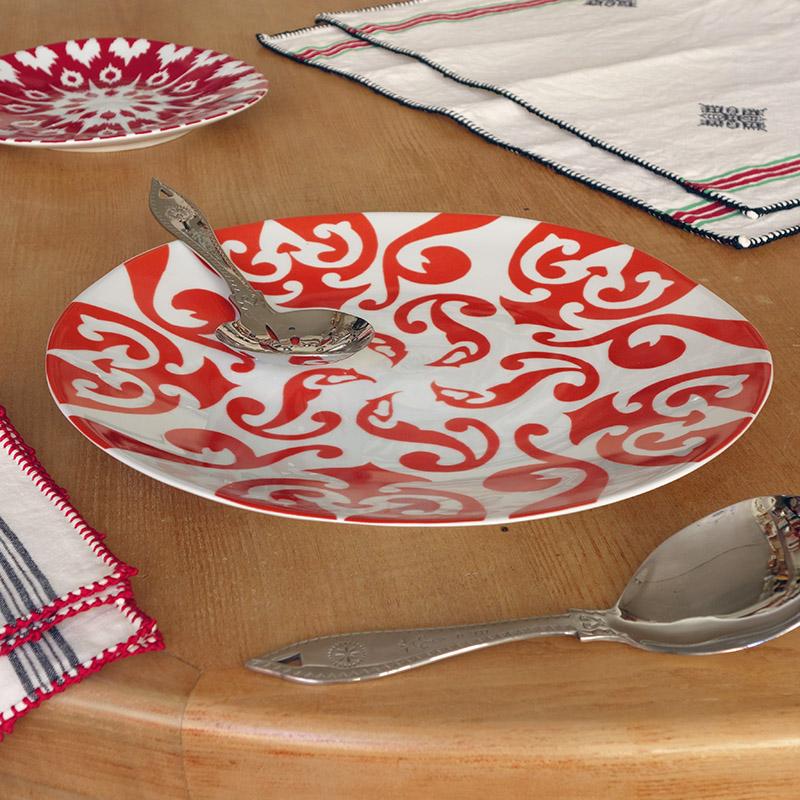 grande assiette à gateau en porcelaine à motice rouge capucine et couverts de service en inox - tsé tsé