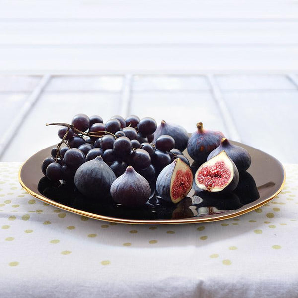 grande assiette bleu nuit et liseré en or avec figues et raisins noirs ton sur ton - tsé tsé