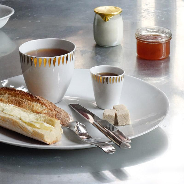 table de petit déjeuner avec tartines et tasses blanc et or - tsé tsé