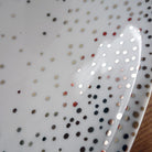 détails confettis en platine sur assiette blanche en porcelaine - tsé tsé