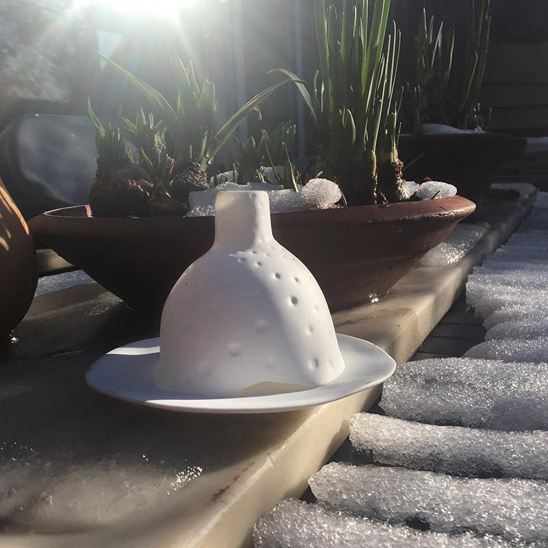 photophore igloo en porcelaine blanc mat dans la neige - tsé tsé