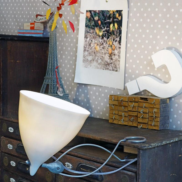 lampe à pince en porcelaine blanche brillante fixée sur un meuble ancien en bois - tsé tsé