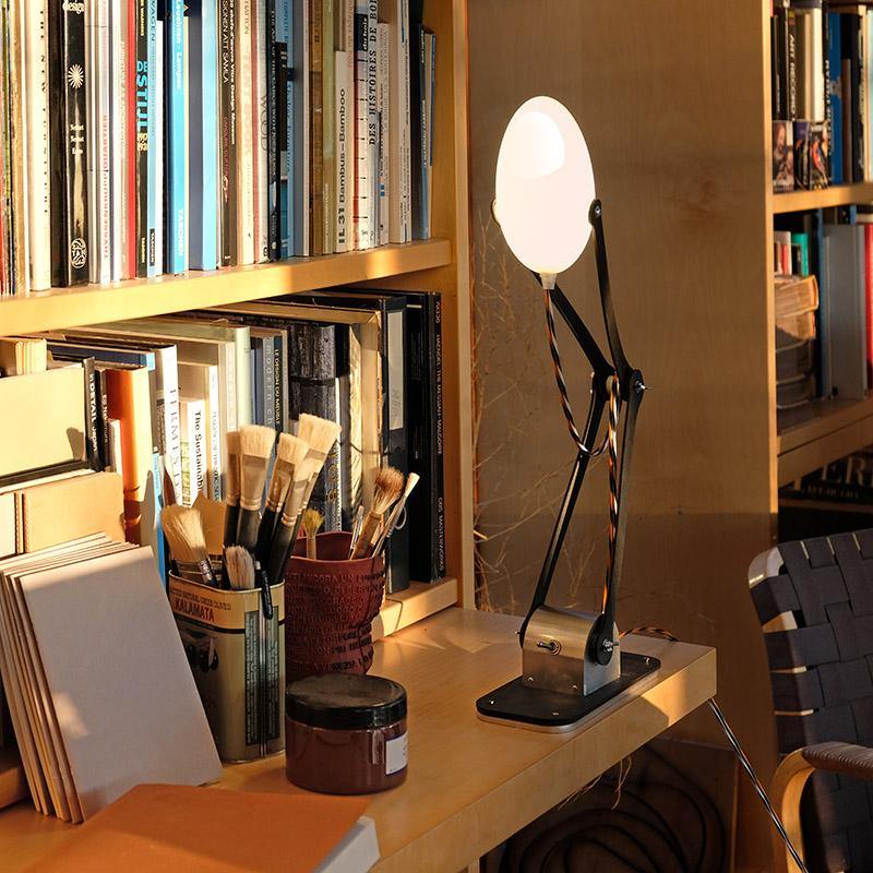 lampe articulée sur pied en bois noir posée sur une bibliothèque - tsé tsé
