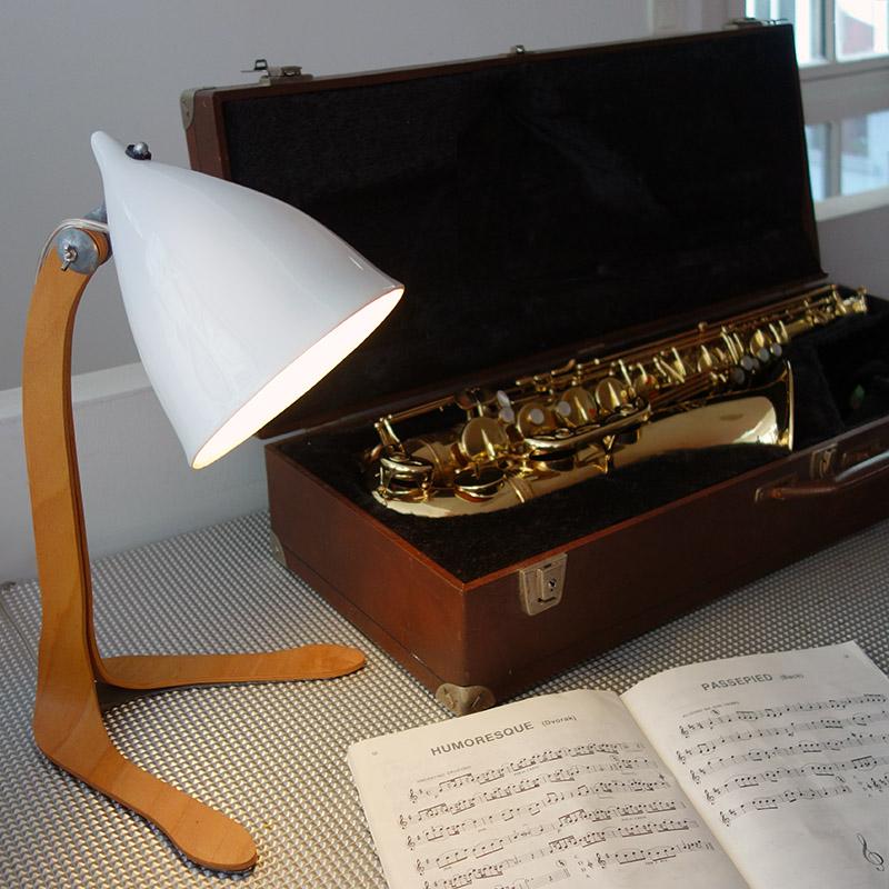 lampe sur pied en bois en porcelaine blanche brillante éclairant un saxophone et une partition - tsé tsé 