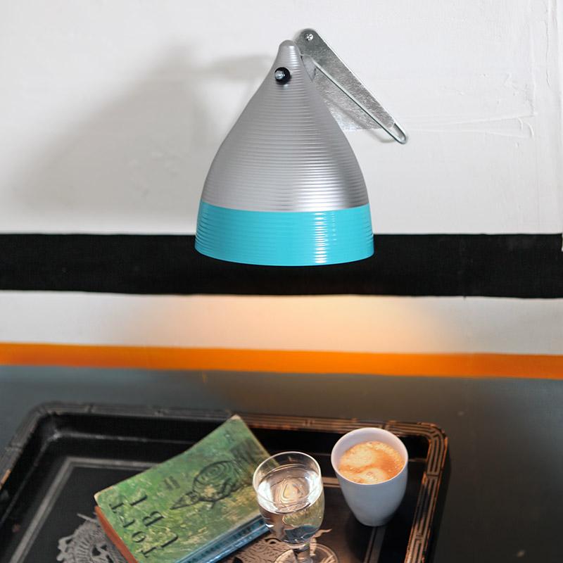 lampe applique bicolore gris et bleu éclairant une tasse de café et un livre - tsé tsé