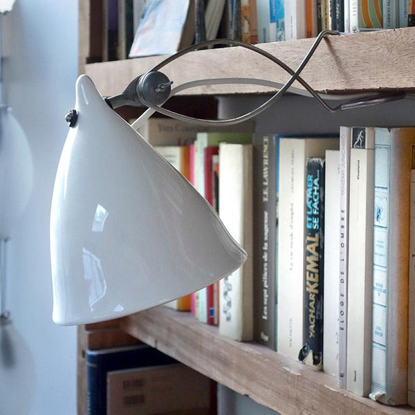 lampe en porcelaine émaillée fixée par une pince à une bibliothèque - tsé tsé