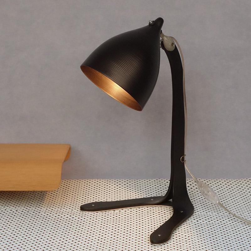 lampe à poser en aluminium anodisé et pied en bois noir sur un nappe à motif noire et blanche - tsé tsé
