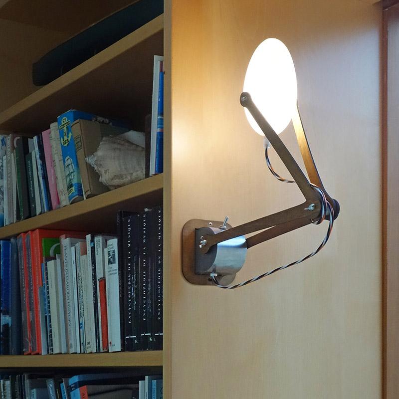 lampe articulée en bois fixée à une bibliothèque - tsé tsé
