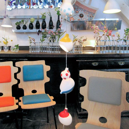 guirlande estomaquée en porcelaine colorée suspendue au plafond - tsé tsé