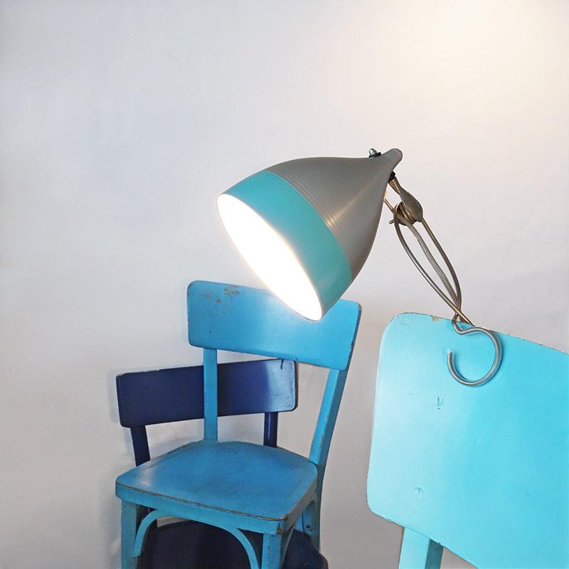 lampe à pince en alu laqué bicolore turquoise fixée à une chaise bleu clair - tsé tsé