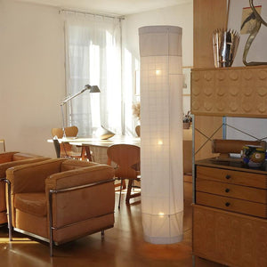 colonne lumineuse en coton blanc dans un salon design en bois - tsé tsé