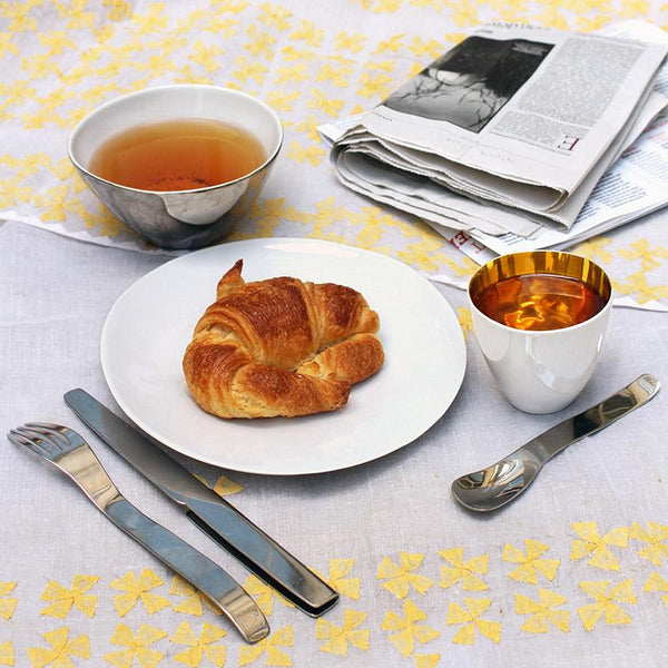 table de petit déjeuner avec vaisselle blanche et or en porcelaine irrégulière - tsé tsé