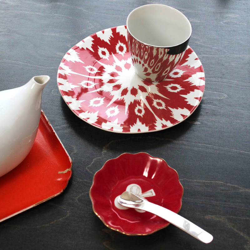 tea time avec assiettes rouges et tasse argentée effet miroir - tsé tsé