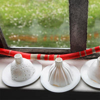 photophores en porcelaine blanche émaillée sur un rebord de fenêtre - tsé tsé