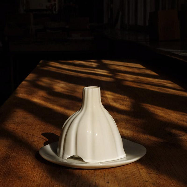 photophore blanc en porcelaine émaillée rayée sur une table en bois - tsé tsé
