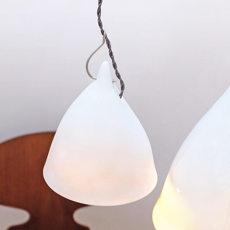 lampe en porcelaine suspendue avec un câble torsadé gris - tsé tsé