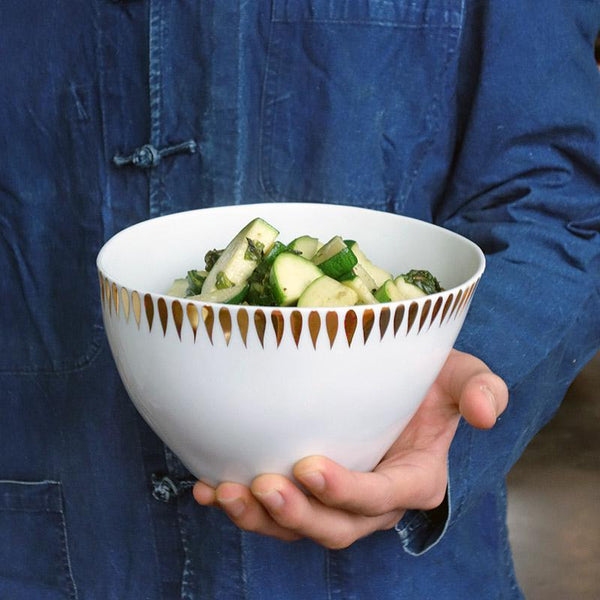 légumes verts dans un petit saladier en poercelaine blanche orné de gouttes dorées - tsé tsé