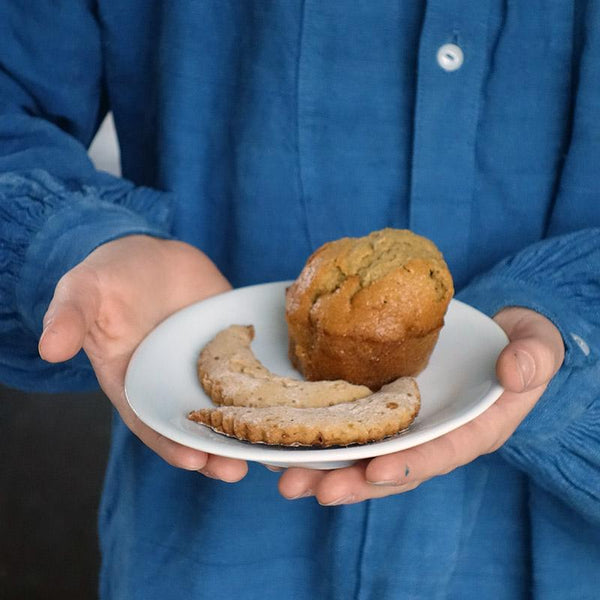 gros plan sur muffin et biscuits dans une petite soucoupe blanche - tsé tsé