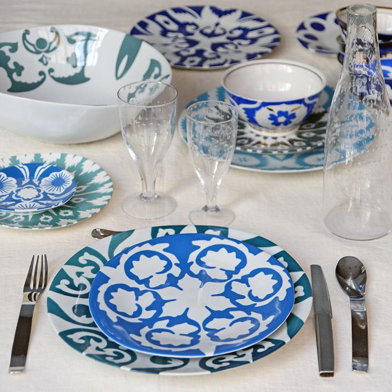 table dressée avec une collection de vaisselle d'inspiration ouzbek dans les tons bleus - tsé tsé