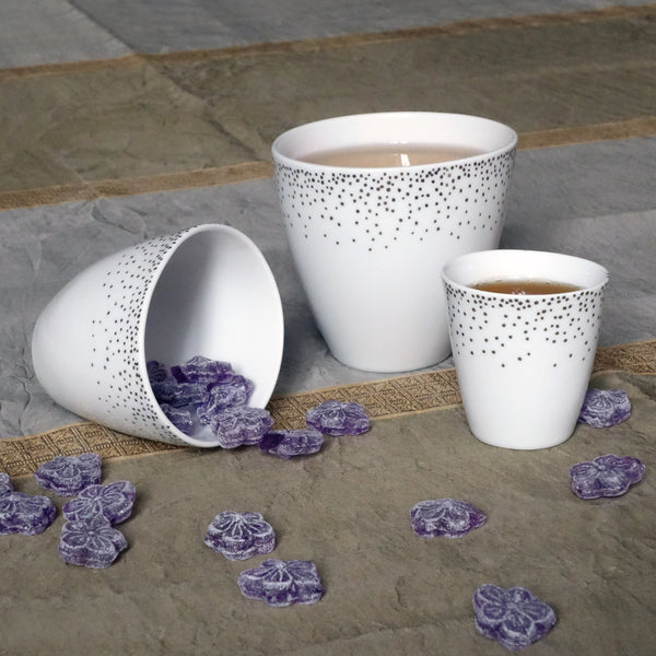 trio de tasses à thé et café sans poignée en porcelaine blanche à pois argentés et bonbons à la violette - tsé tsé