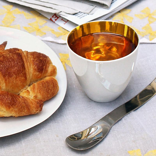 table petit déjeuner avec thé et croissant - tsé tsé
