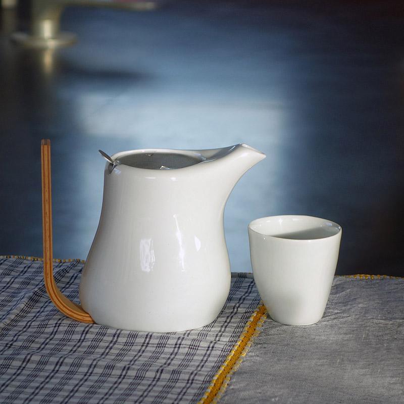 petite théière individuelle en porcelaine blanche et poignée en bois avec tasse à thé - tsé tsé