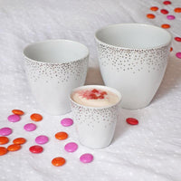 collection de tasses blanches sans poignée avec confettis argentés de trois tailles différentes - tsé tsé