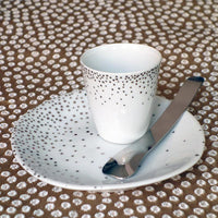 tasse à café et soucoupe blanches et argentées - tsé tsé