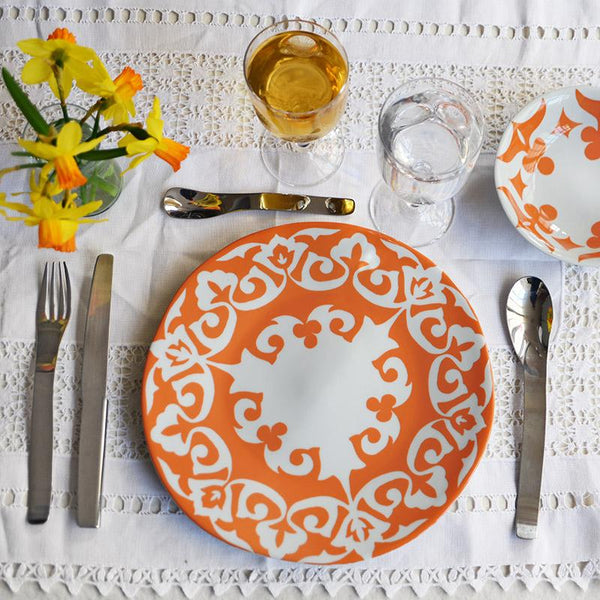 table dressée avec des assiettes ouzbek en porcelaine orange et blanche - tsé tsé