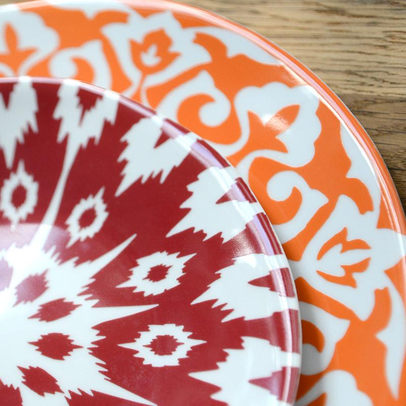 détail assiettes en porcelaine à motifs orange et rouge - tsé tsé