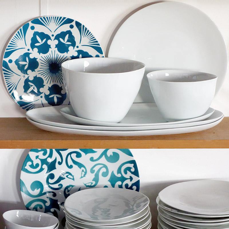 piles d'assiettes, plats et bols en porcelaine blanche de forme irrégulière et assiettes colorées d'inspiration ouzbek - tsé tsé