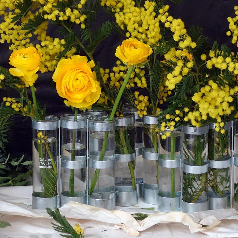 bouquet jaune de renoncules et mimosa dans un vase en tubes - tsé tsé