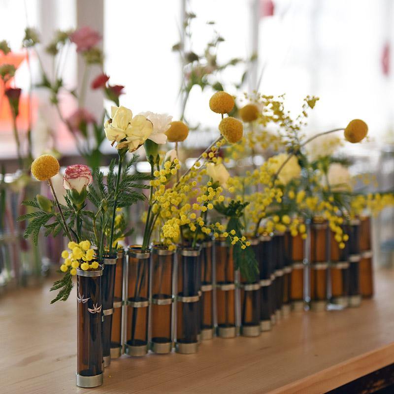 édition limitée du petit vase d'avril roux avec un bouquet jaune et blanc - tsé tsé