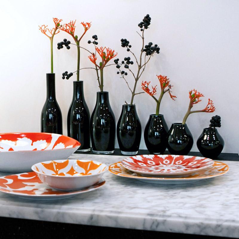 petits vases noirs sur table avec vaisselle ouzbek colorée - tsé tsé