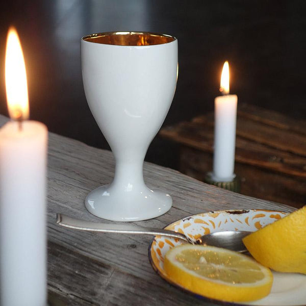 thé au citron dans un verre à pied en porcelaine blanche et or - tsé tsé